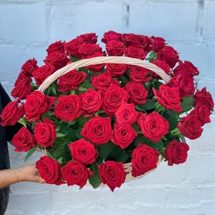 Корзинка "Моей королеве" из красных роз с доставкой в Новобурейский